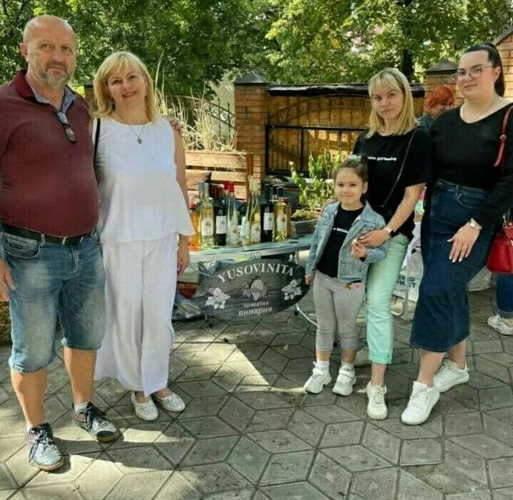 На фото усі, перші літери чиїх імен закладено в основу назви винарні Юсовініта